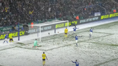 Premier League Soccer in the Snow! Exciting goals and moments